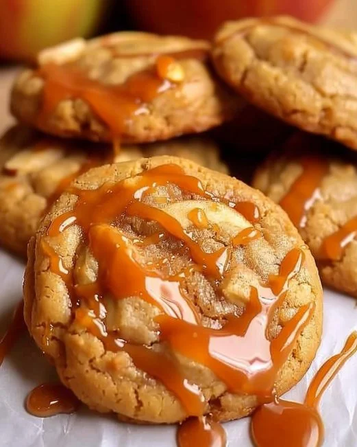 CARAMEL APPLE COOKIES 🍎🍏 2 Delicious caramel apple cookies topped with caramel drizzle and apple slices.