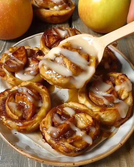 Cinnamon Roll Apple Pie 2 Delicious cinnamon roll apple pie with cinnamon swirls and apple slices